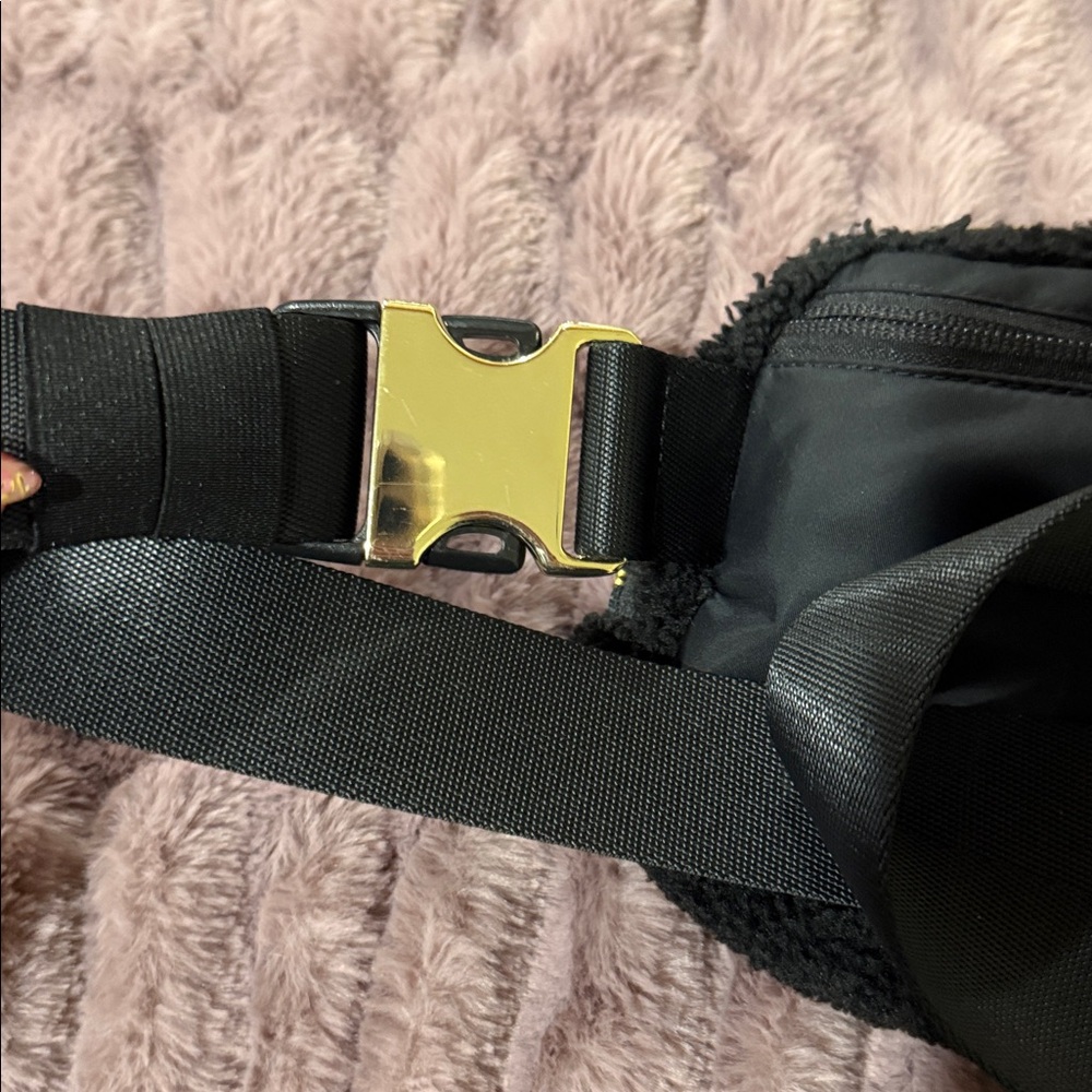 Lululemon Black Fleece Belt Bag - Picture 6 of 8